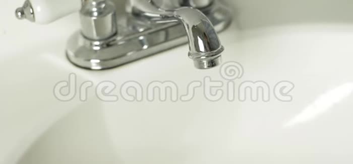 卫生间洗手池里的淡水和手视频的预览图