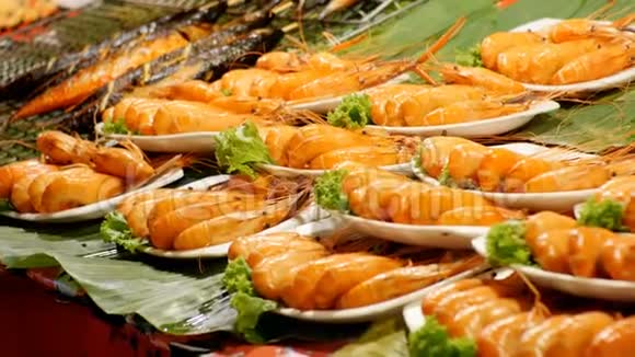 在亚洲商店的盘子上煮熟的大红烤虾亚洲街头美食泰国帕塔亚视频的预览图