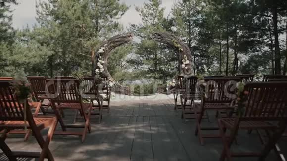 婚礼弧形装饰与鲜花装饰场所婚礼仪式视频的预览图