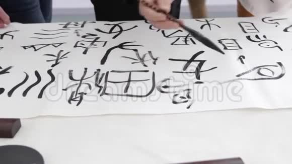 中国女孩画中国画民族艺术绘画视频的预览图