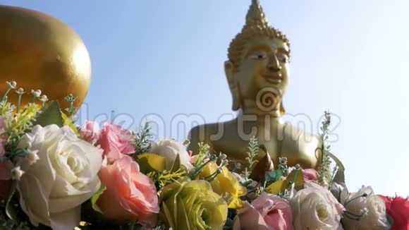 在泰国寺庙里的一个大金佛背景上的花帕塔亚视频的预览图