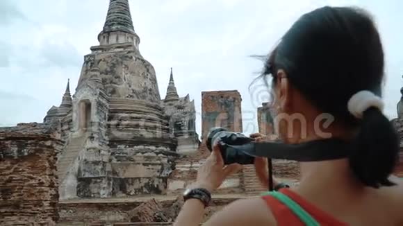 女人正在拍摄寺庙的录像视频的预览图