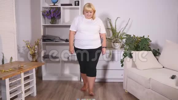 胖女人站在天平上跳舞表演课视频的预览图