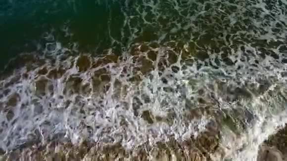 海浪拍打的空中海景视频的预览图