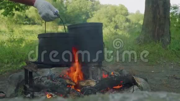 大锅在森林里着火了视频的预览图