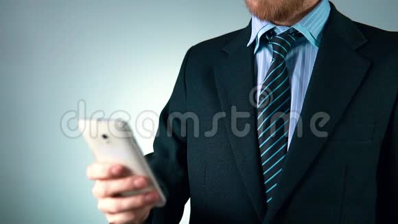 慢动作一个穿着优雅西装的时髦男人正拿着手机善于交际的商人视频的预览图