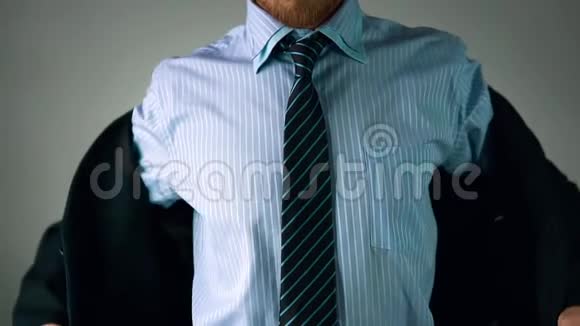 动作缓慢一个穿西装带领带的时髦男人表现出一种漂亮适合他的夹克视频的预览图