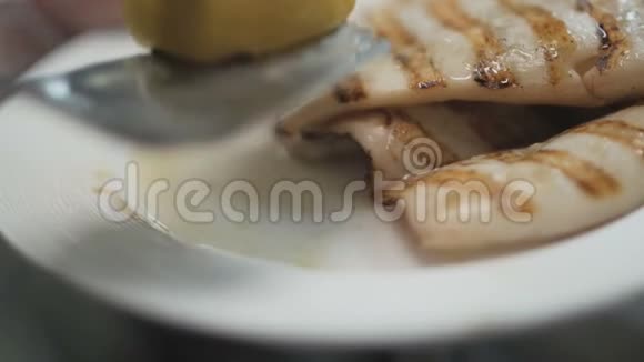 厨师提供烤鱿鱼和柠檬视频的预览图