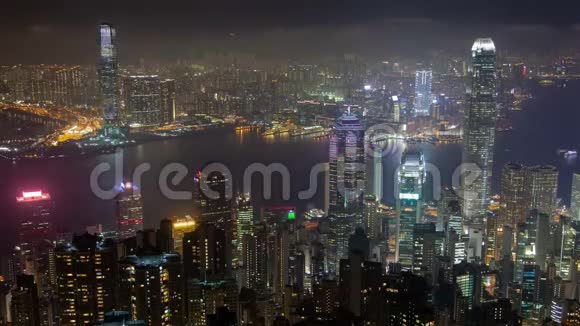 从著名的山顶俯瞰香港的夜景视频的预览图