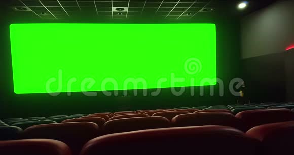 电影院内部有空的红色座位色度键绿色屏幕和边缘发光放大视频的预览图