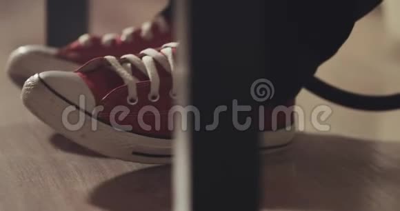 镜头从右向左移动随着红色运动鞋中的腿跳动而起飞视频的预览图