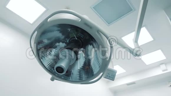 当代创新的手术光提供了最佳的照明领域在手术期间没有阴影区域视频的预览图