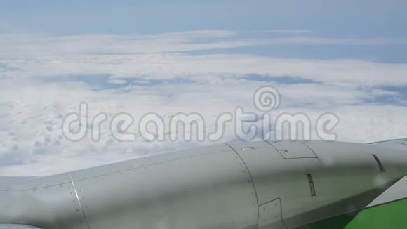 透过云层和机翼上飞机的窗户观看飞行正常视频的预览图