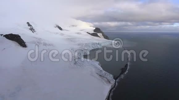 冰川被海洋冲刷安德列夫视频的预览图