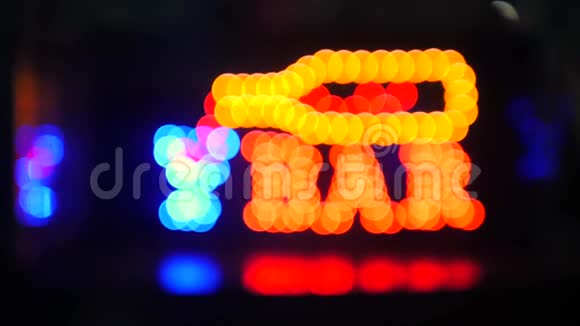 闪烁的夜酒吧领导标志与美丽的不专注的博克效应4K泰国曼谷视频的预览图