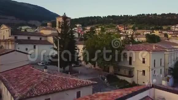 惊人的飞行4k空中镜头意大利村庄在阿布鲁佐山视频的预览图
