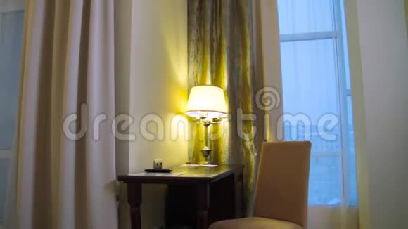 美观现代的家居和酒店卧室室内设计场景酒店内现代舒适的客房视频的预览图
