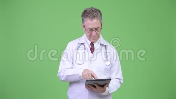 数字平板电脑的成熟男医生思维画像视频的预览图