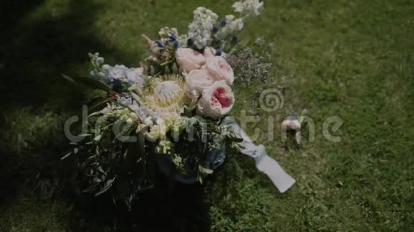 婚礼花束鲜花新娘早上森林里的气味视频的预览图