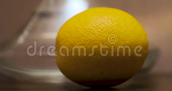 摄像机从钩子上取下一个橘子然后开走视频的预览图