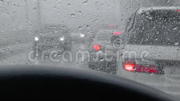 在恶劣的天气里开车视频的预览图