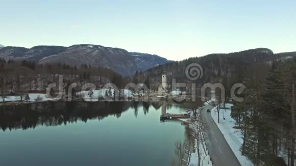 空中汽车驾驶在美丽的冬季湖在博欣吉斯洛文尼亚在冬季视频的预览图