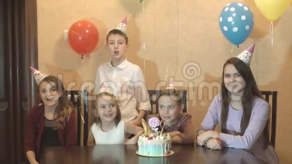 孩子们在家庆祝生日生日男孩和他的朋友们笑着玩生日蛋糕在视频的预览图