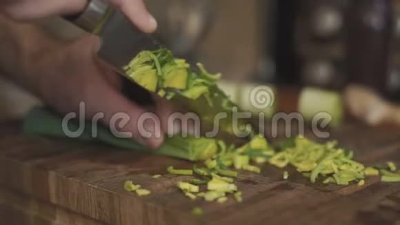男人把韭菜切成小片视频视频的预览图