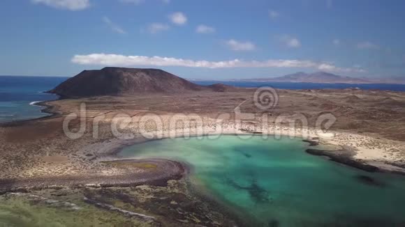 富特文图拉罗波斯岛的鸟瞰泻湖视频的预览图