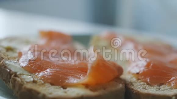早餐吃简单的鱼三明治视频的预览图