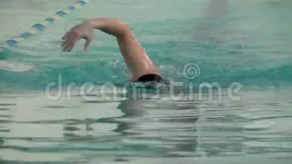 男运动员在游泳池里游泳视频的预览图