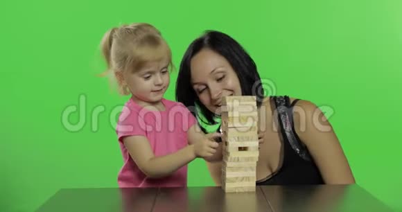 母亲和女儿扮演简加小孩从塔上拉出木块视频的预览图