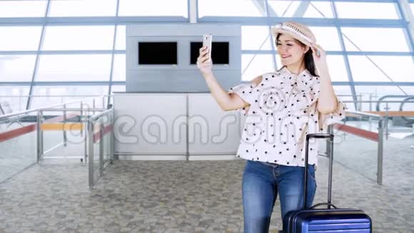 女人在机场候机楼自拍视频的预览图