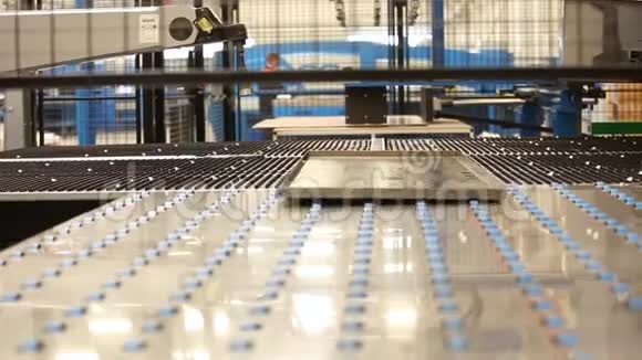 工作空间中移动金属片的设备场景现代钣金加工机器视频的预览图