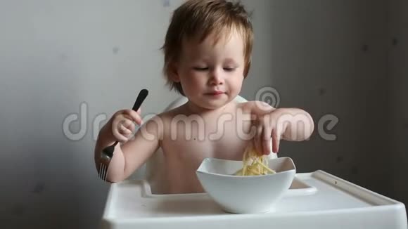 小孩子吃意大利面视频的预览图