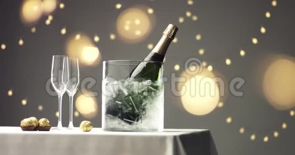 潘文石提供起泡酒瓶和酒杯的视频视频的预览图