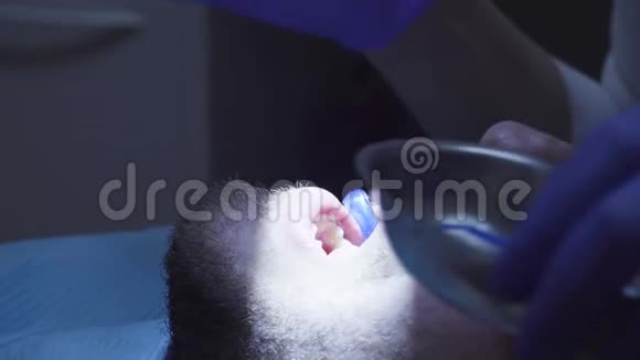 牙医用牙合纸咀嚼牙齿视频的预览图