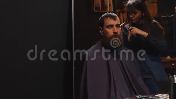 理发师用修剪器剪了客户的头发视频的预览图