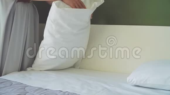客房服务女人在酒店房间里铺床视频的预览图