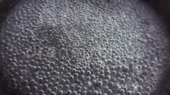 沸腾的水气泡视频的预览图
