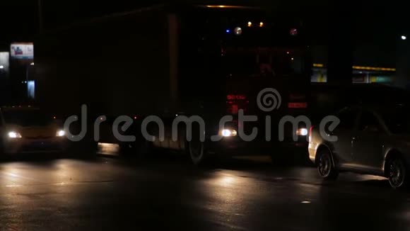 汽车在夜间高速公路上视频的预览图