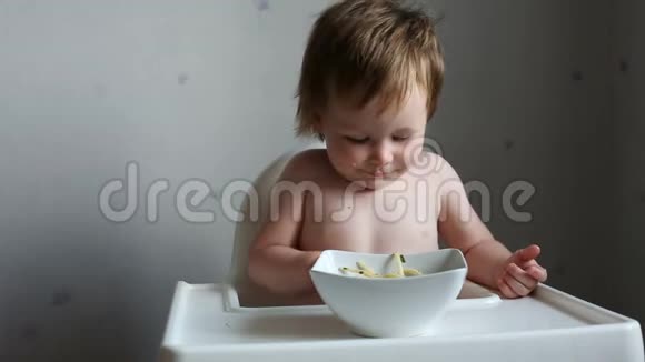小孩子吃意大利面视频的预览图