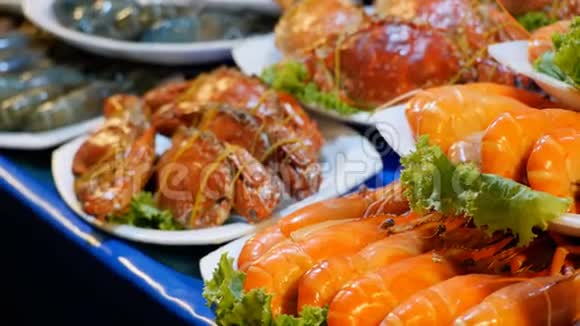 在亚洲商店的盘子上煮熟的大红烤虾亚洲街头美食泰国帕塔亚视频的预览图