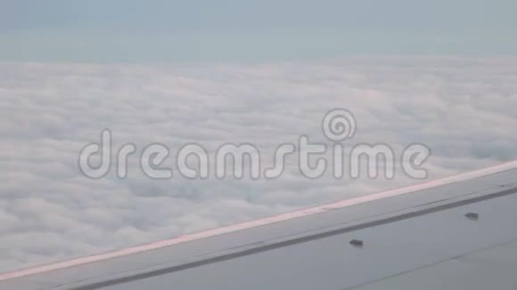 天空中的云和飞机的翅膀视频的预览图