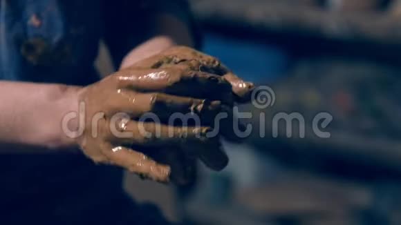 男性手握粘土制成的球视频的预览图