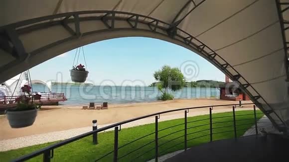 湖岸上的节日帐篷视频的预览图