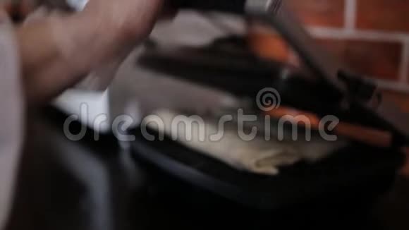 在餐厅煮沙瓦玛在烤架的帮助下布朗宁过程视频的预览图