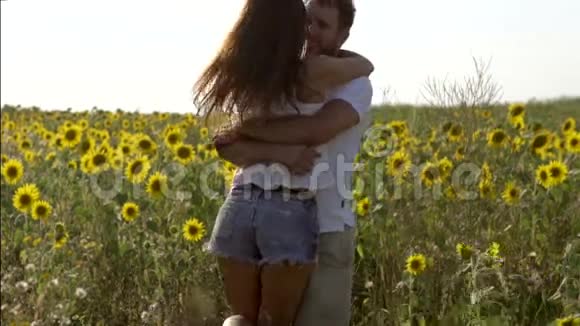 年轻男子拥抱和旋转他的女朋友的领域概念幸福的夫妇视频的预览图