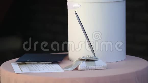 婚礼笔在桌子上婚礼仪式视频的预览图
