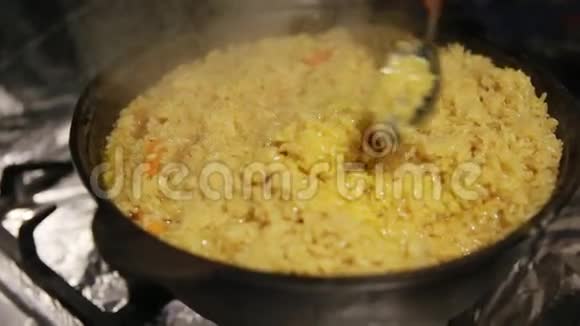 煮饭时用铸铁壶轻轻搅动锅顶层视频的预览图
